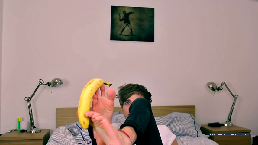 joe sugg feet - banana peel