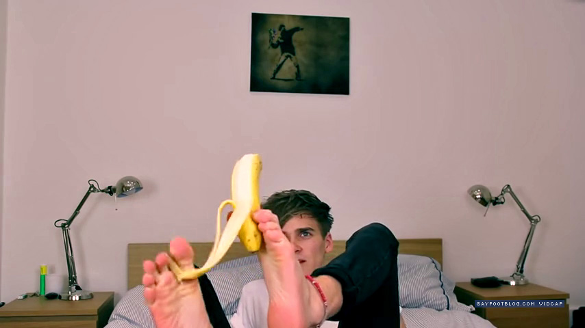 joe sugg feet and a banada