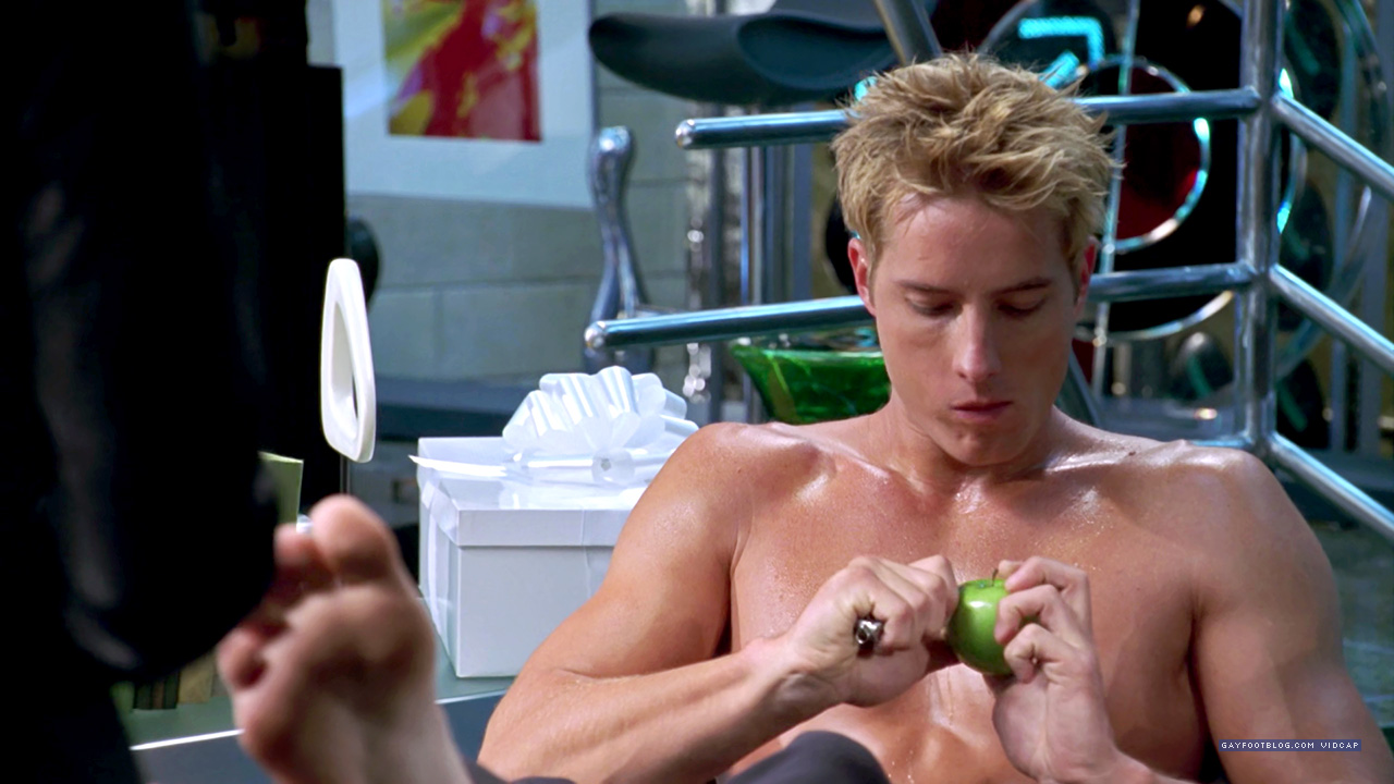 you can almost see justin hartley feet.